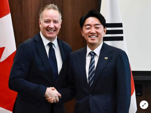 Canadas head of defense procurement to visit presidential office on submarine talks