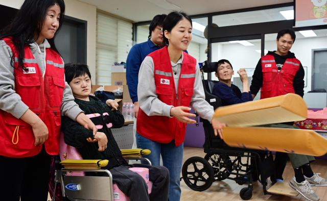 LG전자 라이프스굿 봉사단 인원들이 설 연휴를 앞둔 5일 염리장애인주간보호센터를 찾아 이용 장애인들과 함께 윷놀이를 하며 즐거운 시간을 보냈다 사진LG전자
