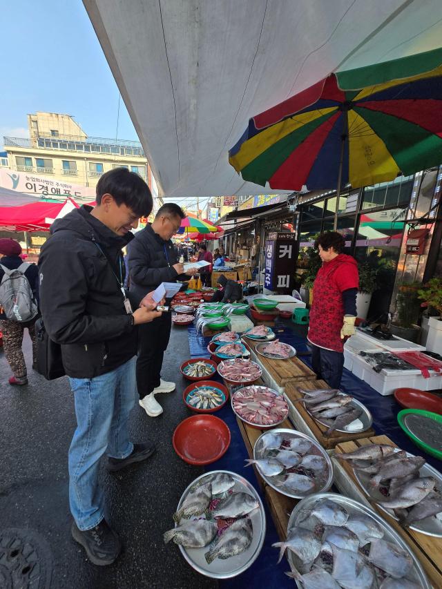 전라남도가 설 명절을 앞두고  공정한 유통질서 확립을 위해 13일까지 2주간 수산물 원산지 표시 집중 단속을 실시한다사진전남도