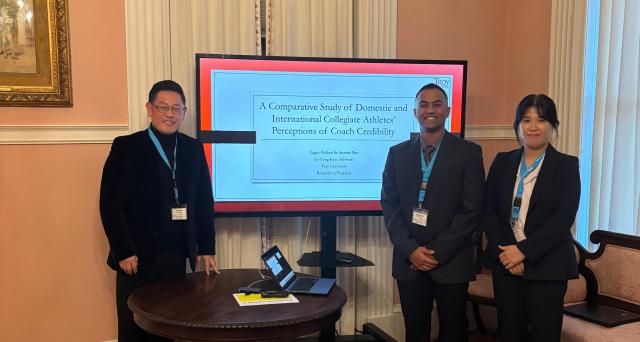 왼쪽부터구기용 교수 야가 포크렐 대학원생 반선미 센터장이 ‘COSMA 2026 국제 콘퍼런스’에서 연구 계획을 발표한 뒤 기념사진 촬영을 하고 있다사진전남교육청