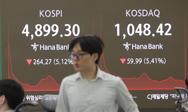 코스피가 장중 5 넘게 급락해 4900선이 깨진 6일 서울 중구 하나은행 딜링룸에서 직원이 업무를 보고 있다 사진연합뉴스