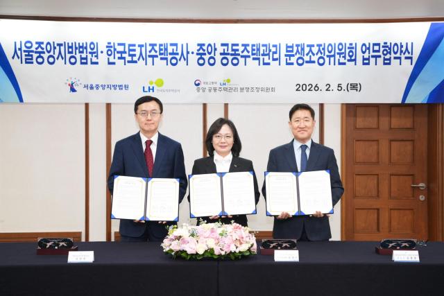 오민석 서울중앙지방법원장왼쪽과 조경숙 LH 사장 직무대행가운데 조홍준 중앙 공동주택관리 분쟁조정위원회 위원장오른쪽이 공동주택관리 분쟁 법원연계 활성화를 위한 업무협약 체결 후 기념사진을 촬영하고 있다 사진LH