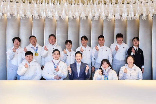 배동현 BDH재단 이사장이 국가대표 선수단과 기념사진을 촬영하고 있다 사진BDH재단