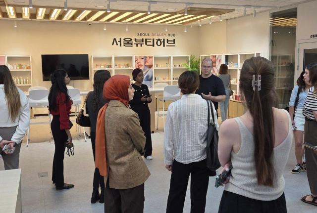 서울뷰티허브 방문객 모습 사진서울시