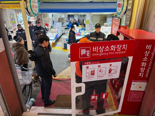 전통시장에서 비상소화장치를 점검하는 모습 사진서울시