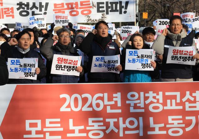 청와대 앞 신년 기자회견 하는 민주노총
    서울연합뉴스 최재구 기자  양경수 위원장을 비롯한 전국민주노동조합총연맹 조합원 등이 7일 서울 청와대 분수대 주변에서 신년 기자회견을 열고 구호를 외치고 있다 202617