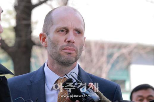 [포토] 쿠팡 로저스 대표 경찰 두 번째 출석…국회 위증 혐의