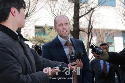 [포토] 로저스 쿠팡 대표, 경찰 2차 출석 수사에 적극 임할 것