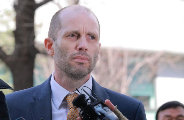 [포토] 쿠팡 로저스 대표 경찰 두 번째 출석…국회 위증 혐의