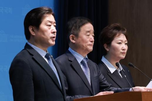 합당 반대 최고위원, 문건 공개 요구…실무자만 희생양 삼나