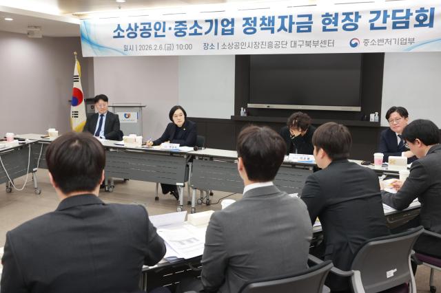 한성숙 중소벤처기업부 장관이 6일 소상공인시장진흥공단 대구북부센터에서 열린 소상공인·중소기업 정책자금 현장 간담회에서 정책자금 집행 담당 실무자들과 대화하고 있다 사진중소벤처기업부