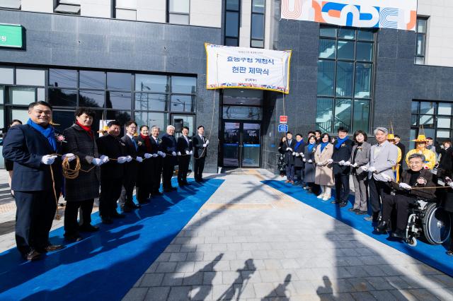 시의원 및 주요내빈 현판 제막식 진행 모습 사진화성시의회