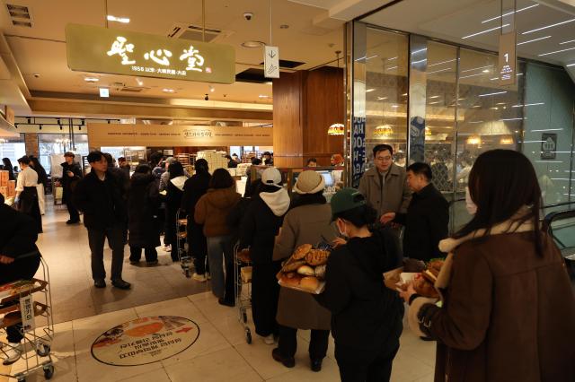 This photo taken during Bbangtican Sunrye show a long line at Sungsimdang Feb32026 Photo by Han Jung-gu