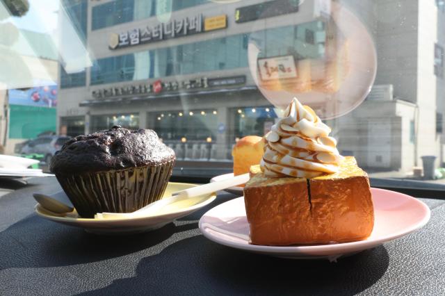 This photo take inside An Seong-woos taxi show various decorations pleasing participants eyes Feb32026 Photo by Han Jung-gu