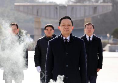 中国驻韩国大使戴兵参拜国立5·18民主墓地