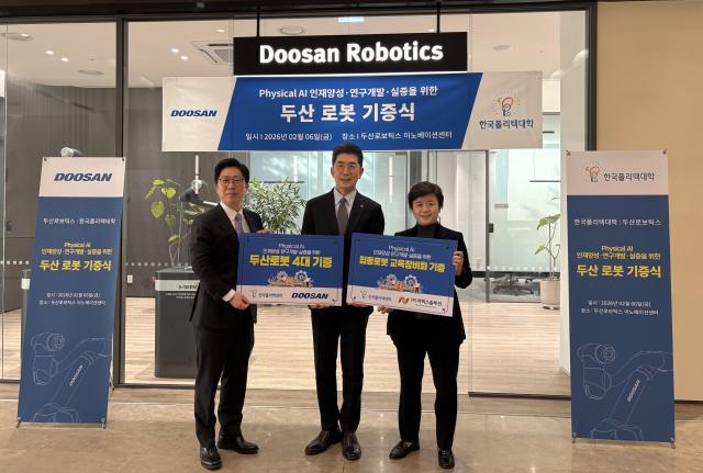 정경훈 한국폴리텍대학 기획이사와 김현수 두산로보틱스 영업상무 한정란 이엑스솔루션 대표 등이 6일 경기 성남시 두산로보틱스 이노베이션센터에서 피지컬 AI 인재양성을 위한 협동로봇 기증식 후 기념 촬영을 하고 있다 사진한국폴리텍대학
