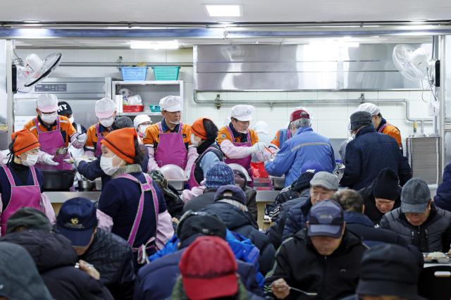 어르신들에게 따뜻한 한 끼를 전하는 포스코 임직원들의 무료 배식 봉사 장면 사진포항제철소