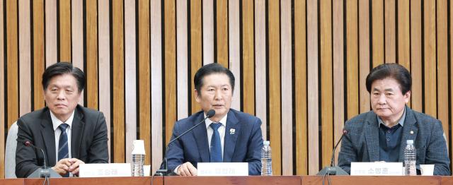 더불어민주당 정청래 대표가 6일 국회에서 3선 의원들과 간담회를 하며 인사말하고 있다 왼쪽부터 조승래 사무총장 정 대표 소병훈 의원 202626