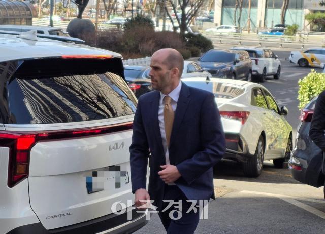 6일 경찰에 출석하는 해롤드 로저스 쿠팡 임시대표사진김민재 기자