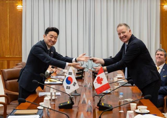 Presidential Chief of Staff Kang Hoon-sik left meets with Stephen Fuhr Canada’s special envoy for defence procurement at Cheong Wa Dae in Seoul on Feb 6 2026 Photo provided by Kang via Facebook