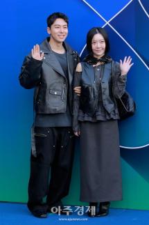 [포토] 임현태 ·레이디제인 부부, 2026 F/W 서울패션위크 참석