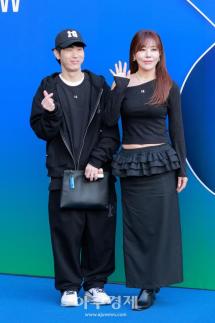 [포토] ​​​​​​​그룹 자자 조원상·유영, 2026 F/W 서울패션위크 참석