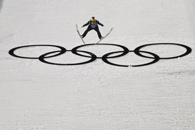 2026 밀라노·코르티나담페초 동계 올림픽 개막을 하루 앞두고 스키점프 종목에서 ‘성기 확대 주사’ 논란이 터졌다 세계도핑방지기구WADA는 관련 의혹에 관해 조사하겠다고 밝혔다 사진연합뉴스·로이터