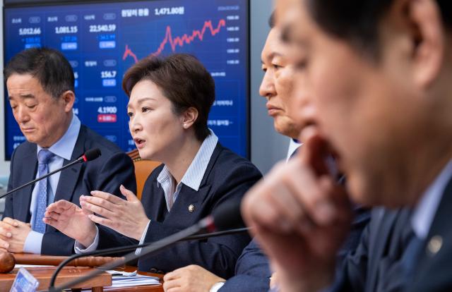 조국혁신당과의 합당 여론 조사 결과 기반해 의견 말하는 이언주 최고위원
    서울연합뉴스 황광모 기자  더불어민주당 이언주 최고위원이 6일 국회에서 열린 최고위원회의에서 민주당과 조국혁신당과의 합당과 관련한 여론 조사 결과를 바탕으로 반대 의견을 이야기 하고 있다 202626