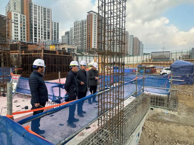 전라남도는 공동주택 품질과 관련한 분쟁을 예방하고 견실한 공동주택 건설을 유도하기 위해 공동주택 품질점검단을 운영한다사진전남도