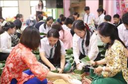 [ASIA BIZ] 축제 뒤에 가려진 뗏의 무게... 명절이 두려운 사람들