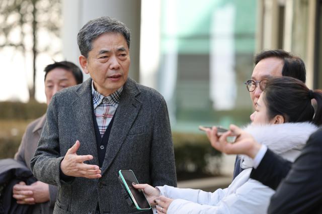 곽상도 전 의원이 6일 서울 서초구 서울중앙지방법원에서 열린 1심 선고를 마친 후 입장을 밝히고 있다 사진연합뉴스