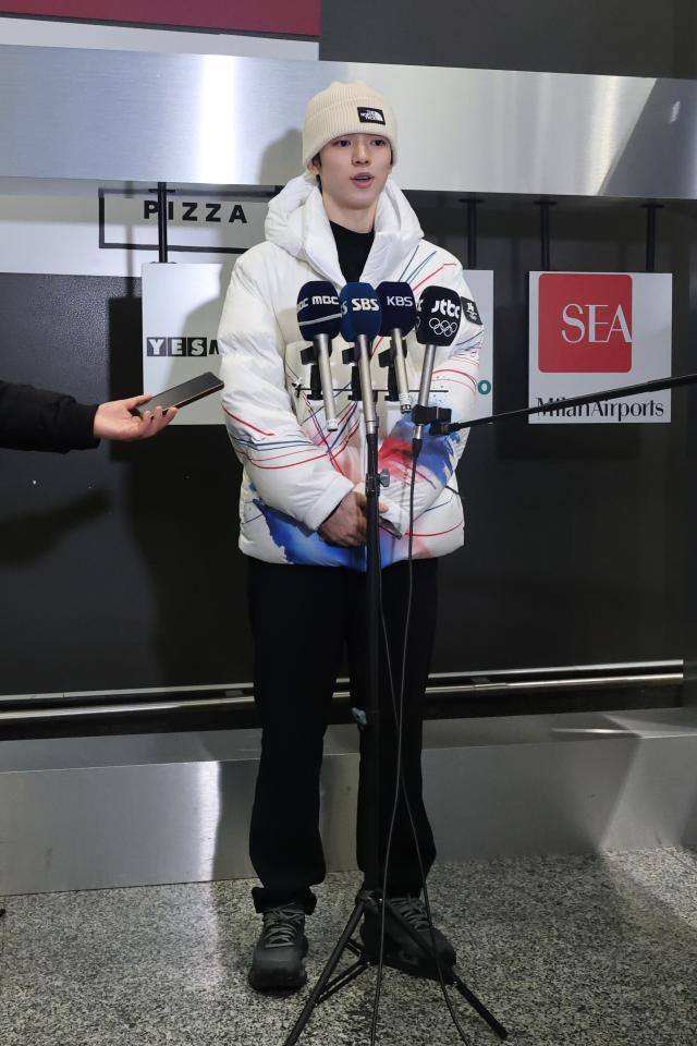 2026 밀라노·코르티나담페초 동계올림픽에 출전하는 피겨스케이팅 차준환이 4일현지시간 이탈리아 밀라노 말펜사 국제공항으로 입국해 취재진과 인터뷰하고 있다 사진연합뉴스