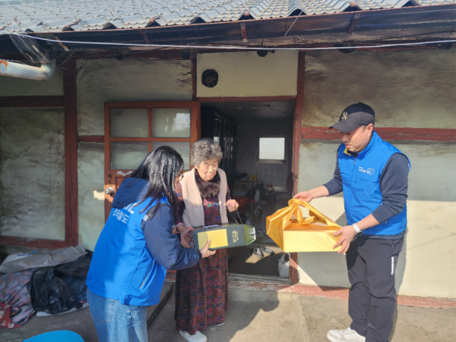 동해 코레일 봉사회 단원들이 기부물품 전달 및 환경정화 활동을 시행하고 있다 사진한국철도 동해 코레일 봉사회