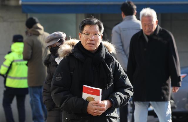 일본군 위안부 피해자를 모욕하는 시위를 벌여온 혐의를 받는 김병헌 위안부법폐지국민행동 대표가 3일 서울 서초경찰서에 피의자 신분으로 출석하고 있다 사진연합뉴스