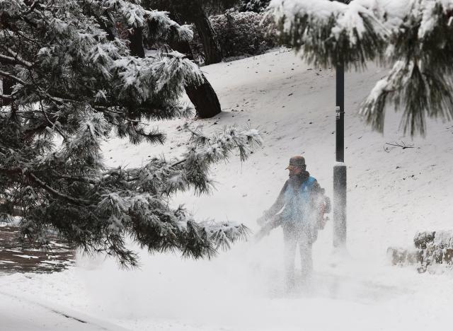 밤사이 눈이 내린 지난 2일 경기도 수원시 팔달산에서 관계자가 송풍기로 눈을 치우고 있다 사진연합뉴스