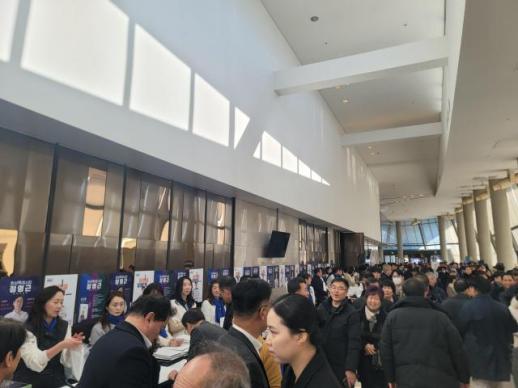 스마트폰 불빛 속에 드러난 시정 철학...정명근, 시민과 함께 쓴 화성의 미래