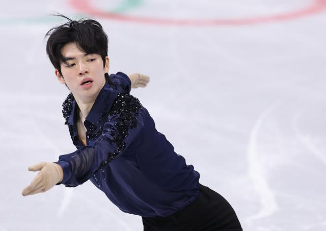 7일현지시간 이탈리아 밀라노 아이스스케이팅 아레나에서 열린 팀 이벤트 남자 싱글 쇼트프로그램에서 차준환이 연기를 하고 있다 사진연합뉴스