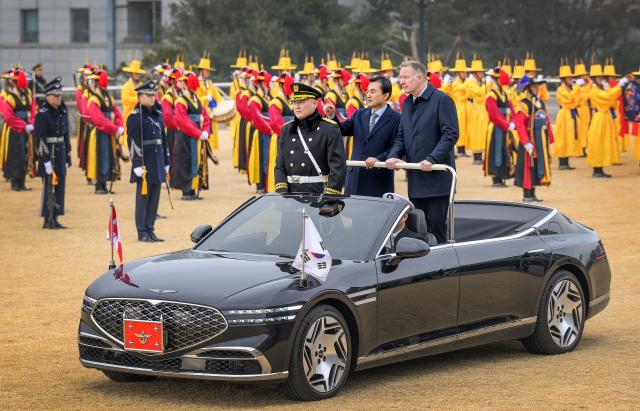 Canada’s special envoy for defense procurement Stephen Fuhr inspect an honor guard during an official welcoming ceremony hosted by South Korean defense minister Ahn Gyu-back at the Ministry of National Defense in Yongsan Seoul on Feb 5 2026 Provided by the Ministry of National Defense