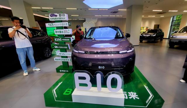 중국 저장성 항저우 본사의 립모터 매장에 전시된 차량을 취재진이 촬영하고 있다 사진아주경제 DB