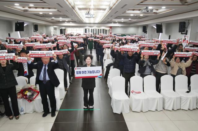 남영숙 경북도의원가운데 사진남영숙의원 사무실