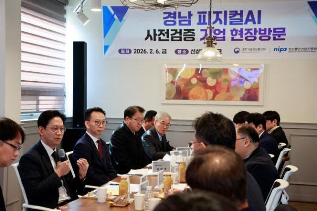 배경훈 부총리 겸 과기정통부 장관이 지난 6일 경남 창원 신성델타테크를 방문해 ‘피지컬 AI’ 사전검증 사업 성과를 점검하고 지역 제조기업들과 간담회를 열어 제조 경쟁력 강화 방안을 논의했다 사진과기정통부