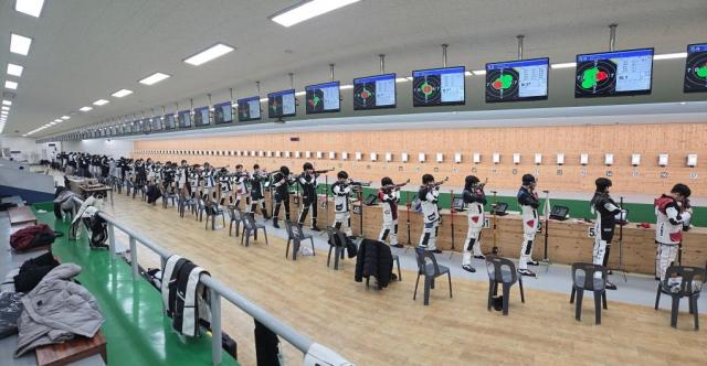 사격 국가대표 후보선수단이 포항실내사격장에서 합숙훈련에 돌입하며 구슬땀을 흘리고 있다 사진포항시