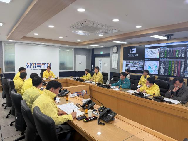 윤성진 화성특례시 제1부시장이 가축질병 재난안전대책본부 긴급회의를 하고 있다 사진화성시