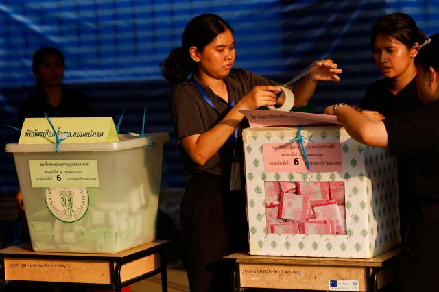 8일현지시간 태국 방콕의 한 투표소에서 총선이 치러지는 가운데 선거관리 당국 관계자들이 투표함을 봉인하고 있다 사진로이터연합뉴스