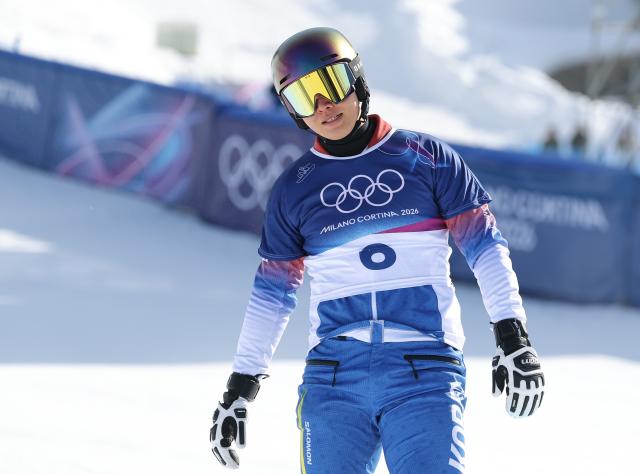 8일현지시간 이탈리아 리비뇨 스노파크에서 열린 2026 밀라노-코르티나담페초 동계올림픽 스노보드 남자 평행 대회전 16강에 출전한 이상호가 8강 진출에 실패한 뒤 아쉬워하고 있다 사진연합뉴스