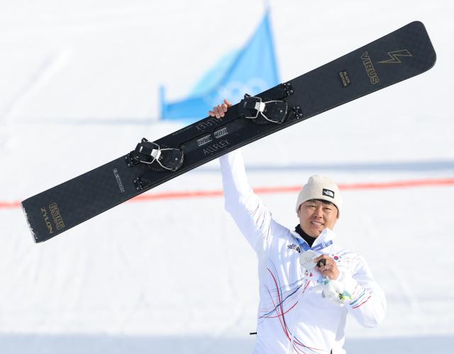 8일현지시간 이탈리아 리비뇨 스노파크에서 열린 2026 밀라노-코르티나담페초 동계올림픽 스노보드 남자 평행 대회전 시상식에서 김상겸이 은메달을 수여받은 뒤 보드를 들고 기념촬영하고 있다 사진연합뉴스