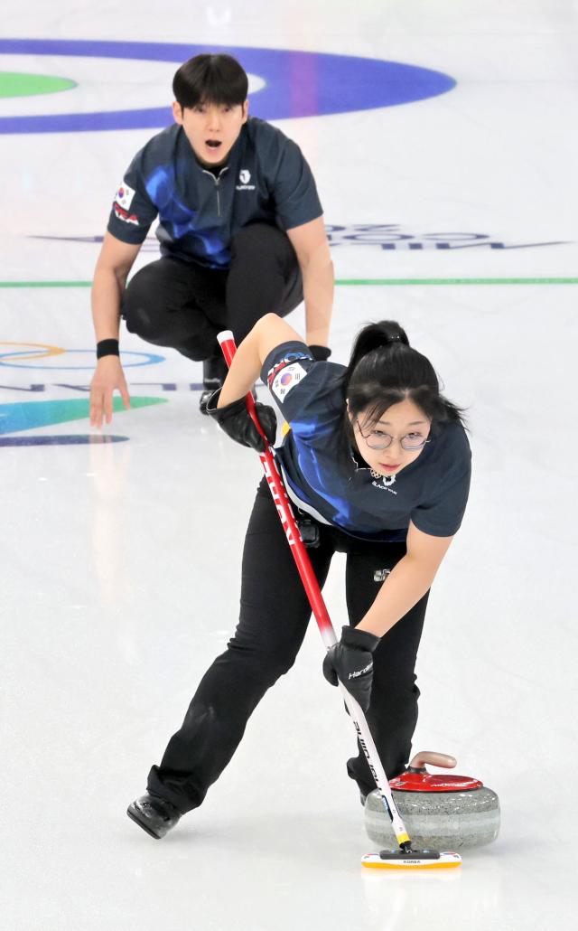컬링 믹스더블 국가대표 김선영-정영석이 지난 5일현지시간 이탈리아 코르티나담페초 컬링 올림픽 스타디움에서 열린 밀라노·코르티나 동계올림픽 이탈리아와의 라운드로빈 경기에서 투구를 하고 있다 사진연합뉴스