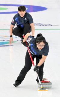 [2026 밀라노] 컬링 믹스더블 김선영·정영석 5연패 뒤 3연승...캐나다에 9-5 승리