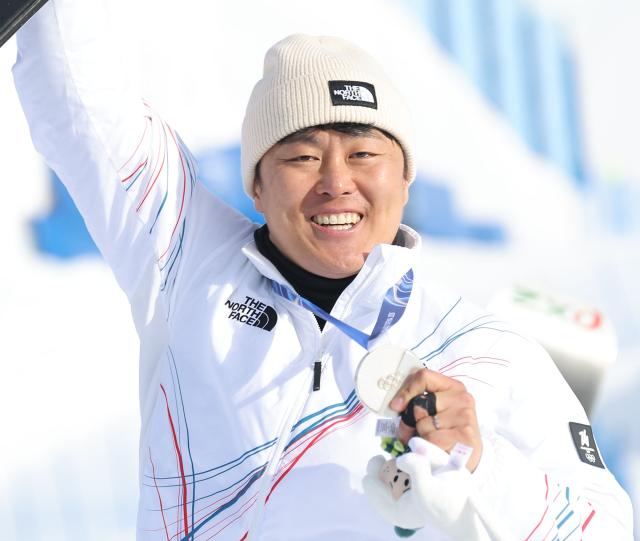 8일현지시간 이탈리아 리비뇨 스노파크에서 열린 2026 밀라노-코르티나담페초 동계올림픽 스노보드 남자 평행 대회전 결승 시상식에서 은메달을 따낸 김상겸이 메달을 들어보이고 있다 사진연합뉴스