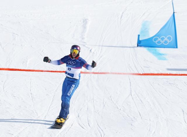 8일현지시간 이탈리아 리비뇨 스노파크에서 열린 2026 밀라노-코르티나담페초 동계올림픽 스노보드 남자 평행 대회전 준결승에 출전한 김상겸이 결승전에 진출한 뒤 환호하고 있다 사진연합뉴스